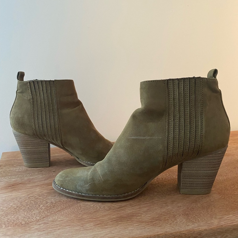 Size 9.5 army green suede booties